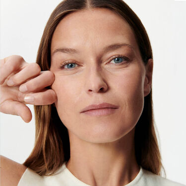 Woman applying UNI'PERFECT on her face 